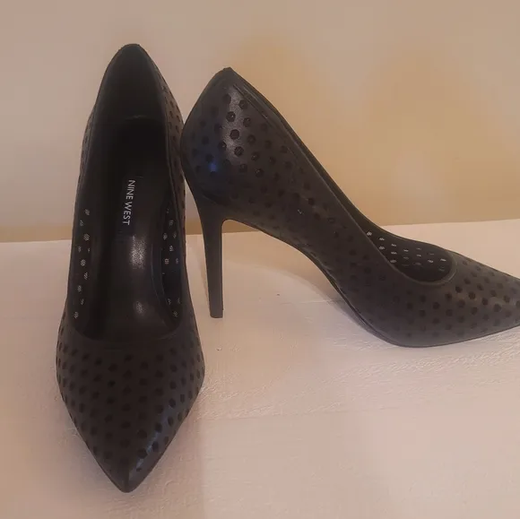 NWOT Nine West Genuine Leather Black Perforated Pointed Toe Pumps Shoes Heels