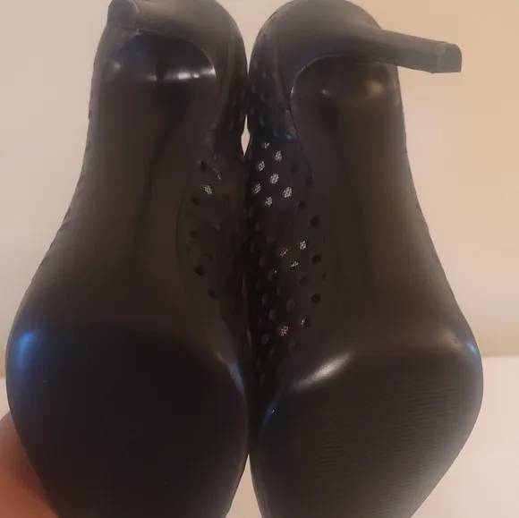 NWOT Nine West Genuine Leather Black Perforated Pointed Toe Pumps Shoes Heels