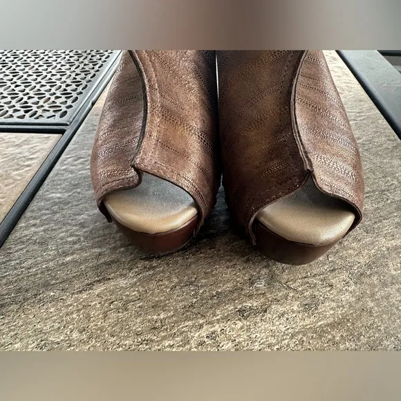 NWOT Salpy Megan Clog - Size 7.5