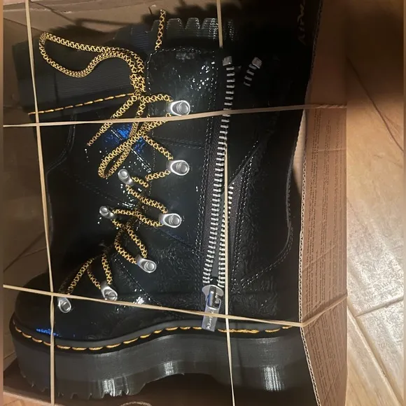 NWT Ghilana Womens platform Dr Martens boots