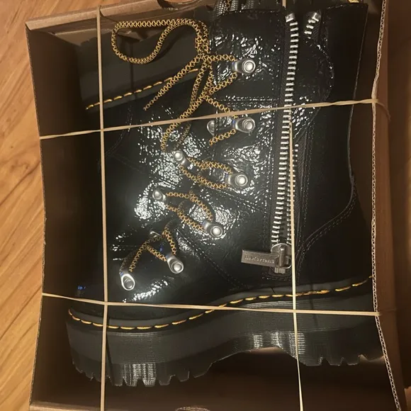 NWT Ghilana Womens platform Dr Martens boots