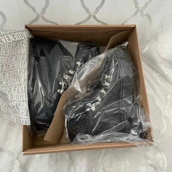 NWT Steve Madden Reyen black leather platform boots