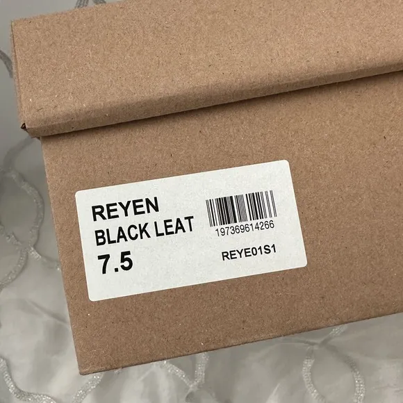 NWT Steve Madden Reyen black leather platform boots