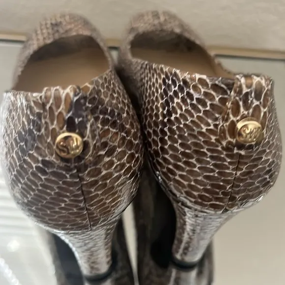 NWT Stuart Weitzman Brown Peep Toe Pumps