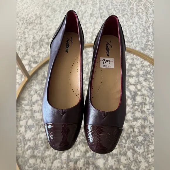 NWT Trotters Daisy Pump, Burgundy Snake, 10 M and 9 M