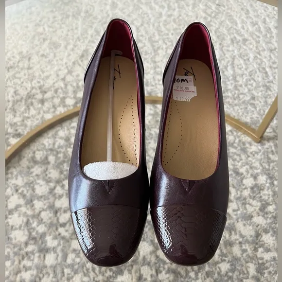 NWT Trotters Daisy Pump, Burgundy Snake, 10 M and 9 M