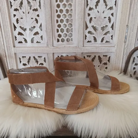 NWT UGG GLADIATOR SANDALS SIZE 10