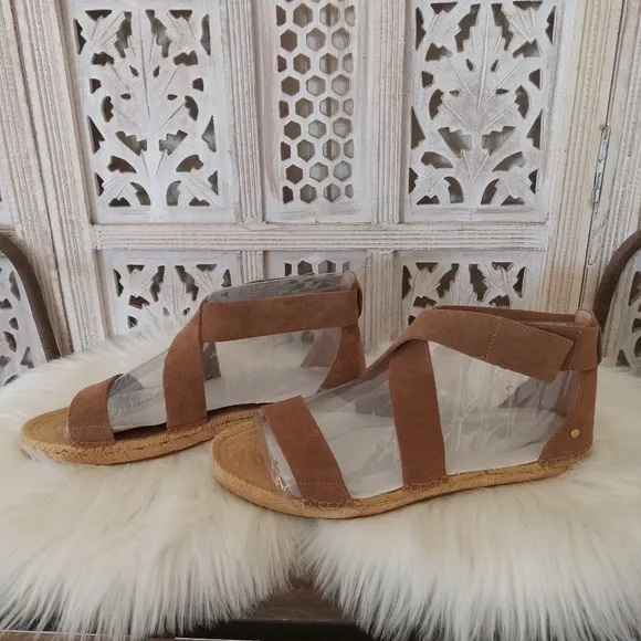 NWT UGG GLADIATOR SANDALS SIZE 10