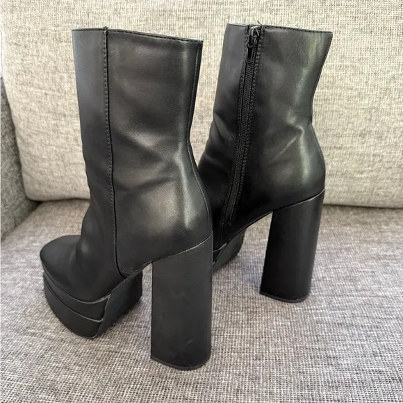 Olivia Ferragamo Black Vegan Leather Platform Boots 8