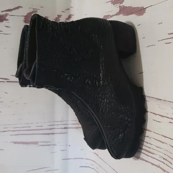 Papucei textured black leather full front zip block low heel women boots size 39