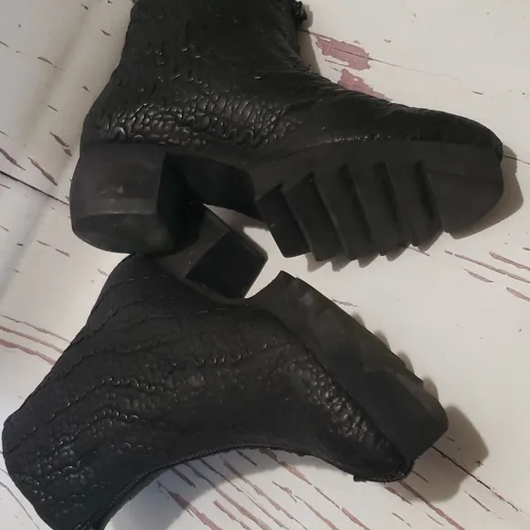 Papucei textured black leather full front zip block low heel women boots size 39