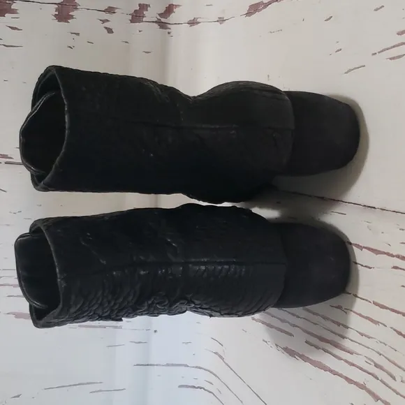 Papucei textured black leather full front zip block low heel women boots size 39
