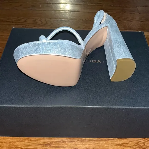 Pelle Moda Gilian Ankle Strap Sandals Metallic Silver Women’s Size 8
