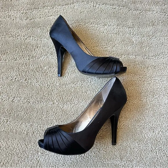 Pelle Moda Lynn Black Silk Peep Toe Pleated Crystal Platform Heel Pumps Sz 8.5