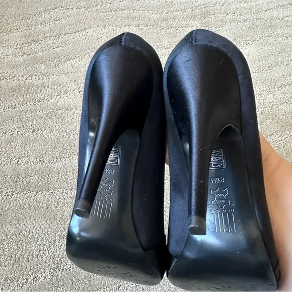 Pelle Moda Lynn Black Silk Peep Toe Pleated Crystal Platform Heel Pumps Sz 8.5