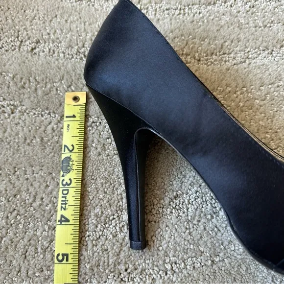 Pelle Moda Lynn Black Silk Peep Toe Pleated Crystal Platform Heel Pumps Sz 8.5
