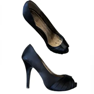 Pelle Moda Lynn Black Silk Peep Toe Pleated Crystal Platform Heel Pumps Sz 8.5