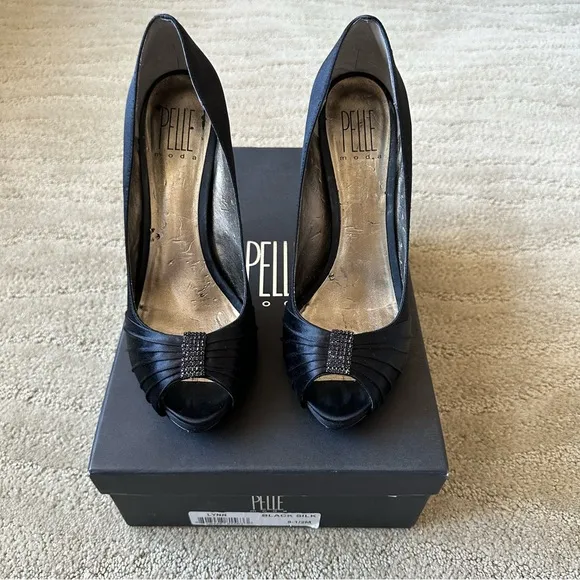 Pelle Moda Lynn Black Silk Peep Toe Pleated Crystal Platform Heel Pumps Sz 8.5