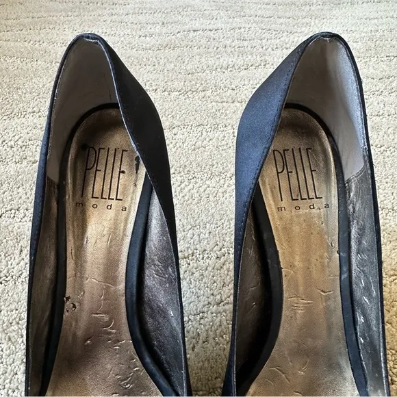 Pelle Moda Lynn Black Silk Peep Toe Pleated Crystal Platform Heel Pumps Sz 8.5