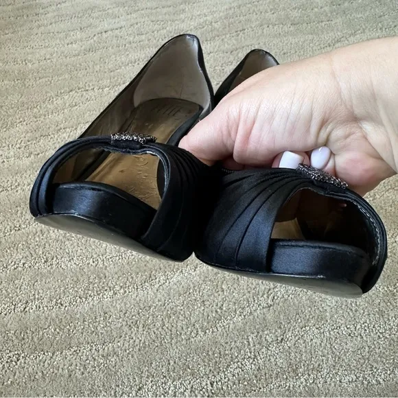 Pelle Moda Lynn Black Silk Peep Toe Pleated Crystal Platform Heel Pumps Sz 8.5