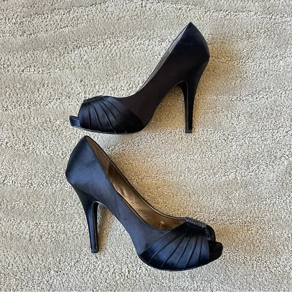 Pelle Moda Lynn Black Silk Peep Toe Pleated Crystal Platform Heel Pumps Sz 8.5