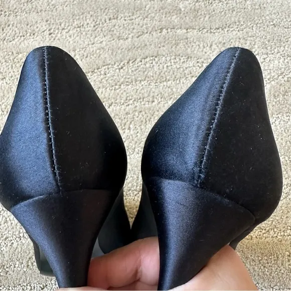 Pelle Moda Lynn Black Silk Peep Toe Pleated Crystal Platform Heel Pumps Sz 8.5