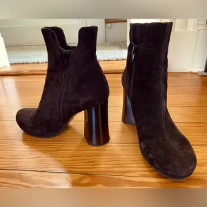 REDUCED!! Brown suede pristine Chie Mihara ankle boots size 37 with dust bag!