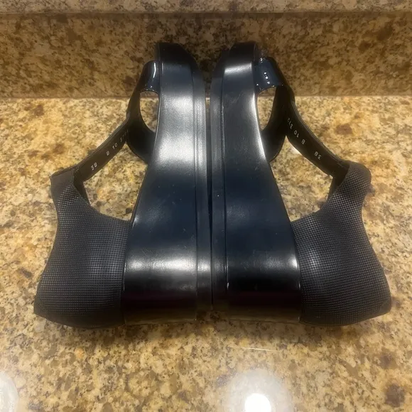Robert Clergerie Black Platform Pepo Patent Leather T-Strap Sandals 38 US 7.5