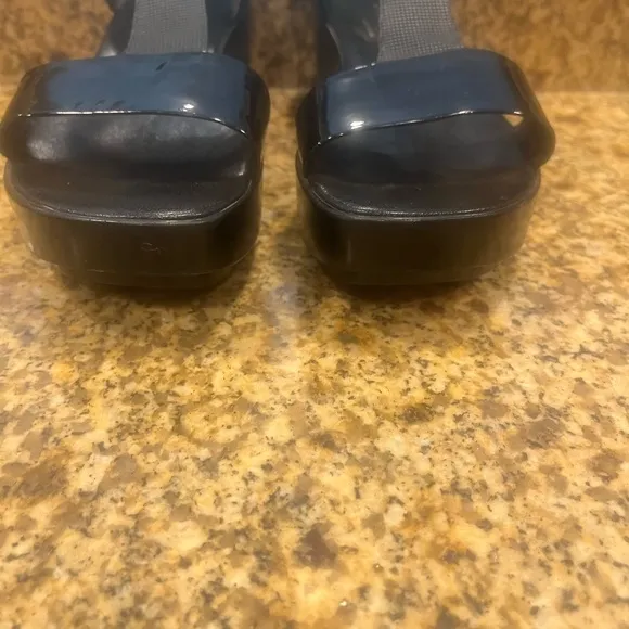 Robert Clergerie Black Platform Pepo Patent Leather T-Strap Sandals 38 US 7.5