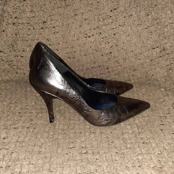 SACHA LONDON-Pewter/Silver Metallic Leather Stilettos-Floral Embossed-Sz 8-NWOB