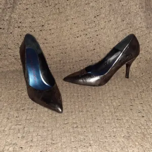 SACHA LONDON-Pewter/Silver Metallic Leather Stilettos-Floral Embossed-Sz 8-NWOB