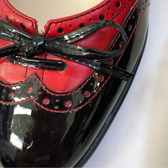 SALVATORE FERRAGAMO black patent red leather Oxford round toe bow ballet flats