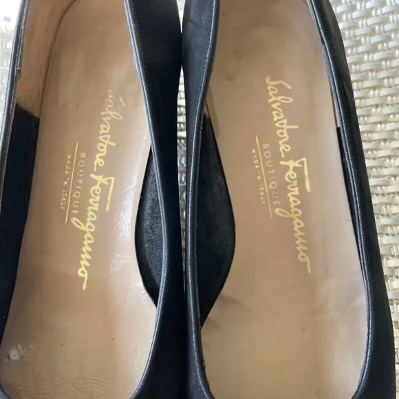 SALVATORE FERRAGAMO Boutique Black Suede Block Heel Shoes Size 6.5 B