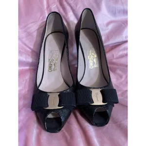 Salvatore Ferragamo Gilia Pebble Black Heel Size 7.5 Black/ Gold
