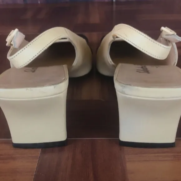 SALVATORE FERRAGAMO Leather Slingback Pumps! Great condition!