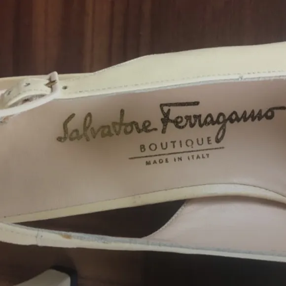 SALVATORE FERRAGAMO Leather Slingback Pumps! Great condition!