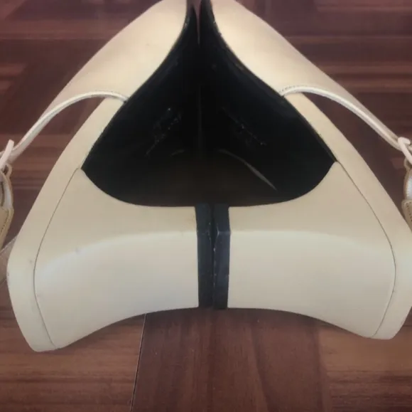 SALVATORE FERRAGAMO Leather Slingback Pumps! Great condition!