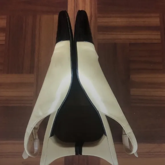 SALVATORE FERRAGAMO Leather Slingback Pumps! Great condition!