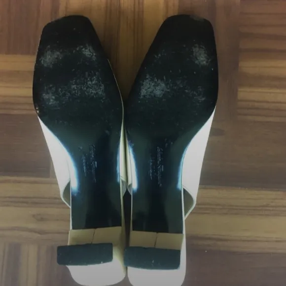 SALVATORE FERRAGAMO Leather Slingback Pumps! Great condition!