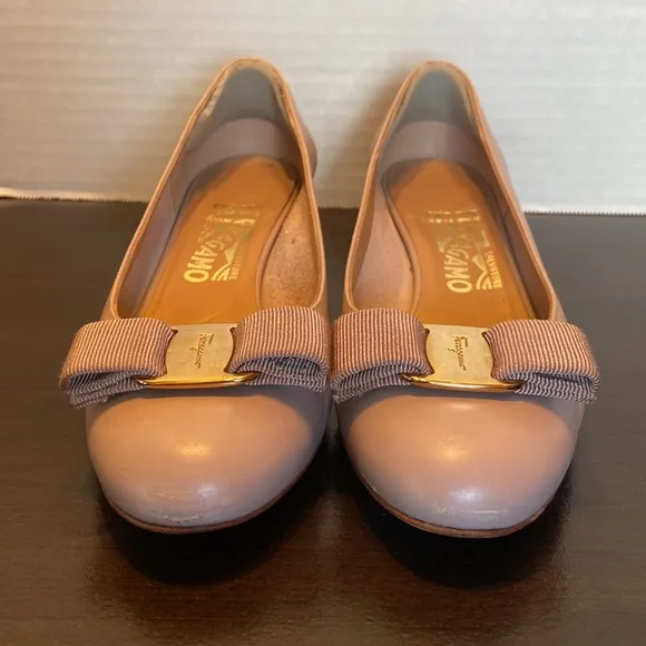 Salvatore Ferragamo Vara Beige Pumps Size 5 1/2