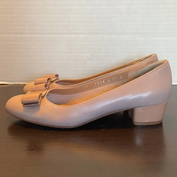 Salvatore Ferragamo Vara Beige Pumps Size 5 1/2