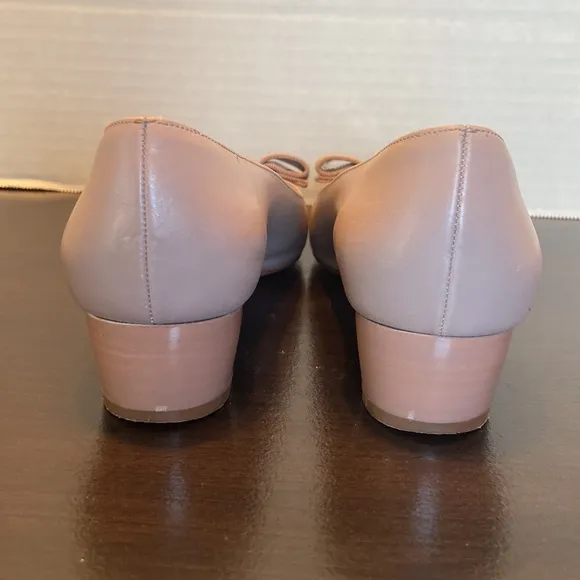 Salvatore Ferragamo Vara Beige Pumps Size 5 1/2