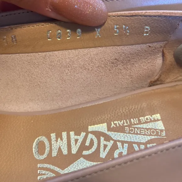 Salvatore Ferragamo Vara Beige Pumps Size 5 1/2