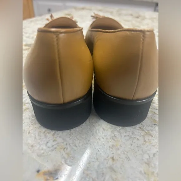 SALVATORE FERRAGAMO Women's Shoes Tan Leather Tassel Square Toe Heels Size 7