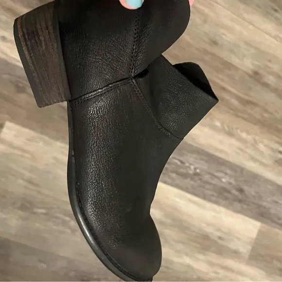 Seychelles Black Leather Snare Booties boots size 7