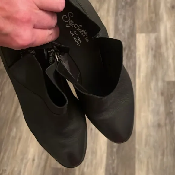 Seychelles Black Leather Snare Booties boots size 7