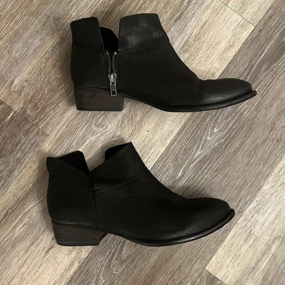 Seychelles Black Leather Snare Booties boots size 7