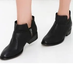 Seychelles Black Leather Snare Booties boots size 7