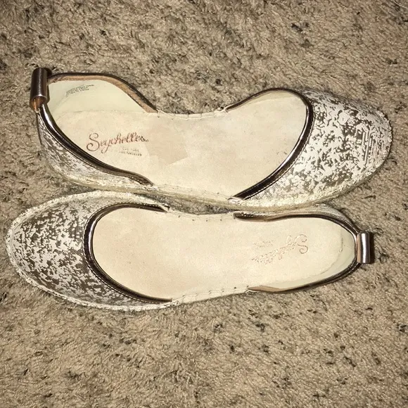 Seychelles Los Angeles gold metallic size 7 NWOT