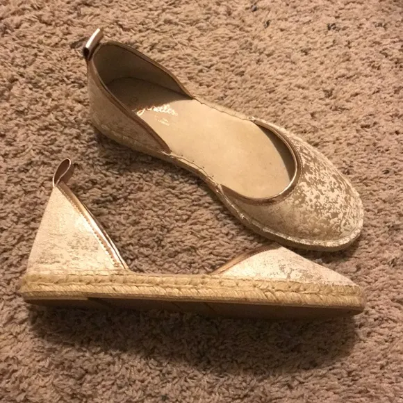 Seychelles Los Angeles gold metallic size 7 NWOT